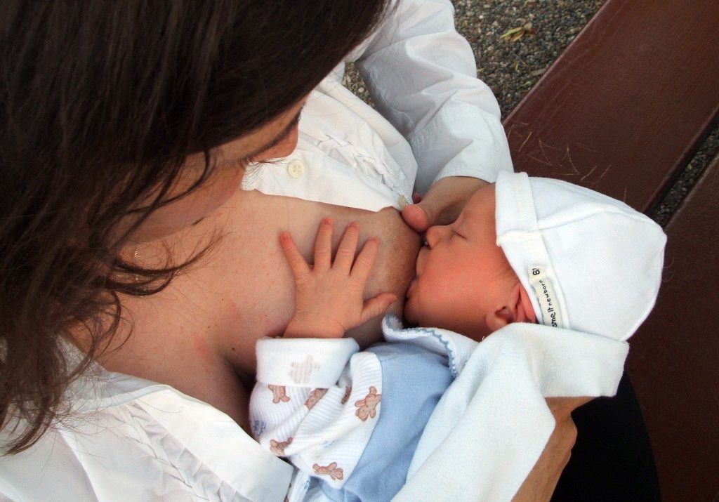 Une mère allaitant son bébé